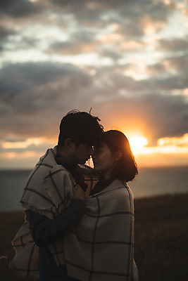 포토 JPG 주간 커플 응시 여자 남자 바다 커플라이프 섬 여행 안기 산 서기 사람 상반신 성인 야외 두명 옆모습 30대 노을 눈감음 다정 일몰 트래킹 한국인 담요 덮기 인천 성인만 옹진군 국내포토 자연요소 라이프스타일 시선 뷰포인트 컨셉 관계 모션 레저 한국 동양인 장년 파일형식