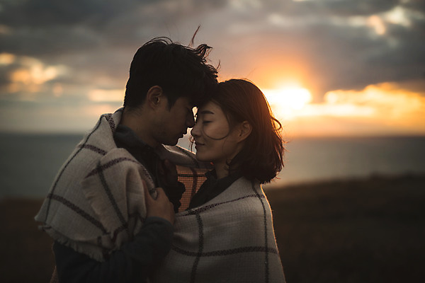 포토 JPG 주간 커플 응시 여자 남자 바다 커플라이프 섬 여행 안기 산 서기 사람 상반신 성인 야외 두명 옆모습 30대 노을 눈감음 다정 일몰 트래킹 한국인 담요 덮기 인천 성인만 옹진군 국내포토 자연요소 라이프스타일 시선 뷰포인트 컨셉 관계 모션 레저 한국 동양인 장년 파일형식