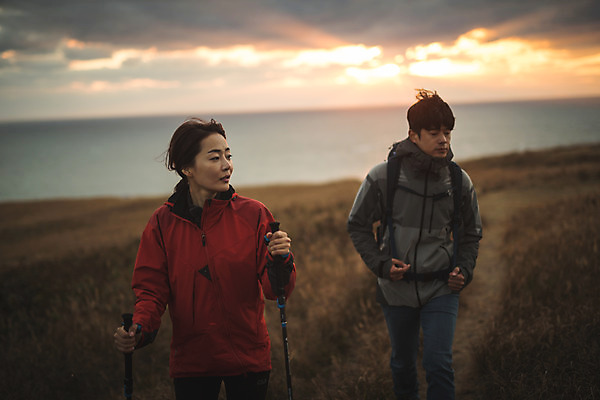 포토 JPG 주간 커플 응시 여자 남자 커플라이프 섬 여행 배낭 산 사람 상반신 성인 야외 두명 앞모습 30대 걷기 노을 다정 일몰 등산 트래킹 한국인 오르기 인천 성인만 옹진군 국내포토 자연요소 라이프스타일 시선 뷰포인트 컨셉 가방 관계 모션 레저 한국 동양인 장년 파일형식