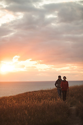 포토 JPG 주간 전신 커플 응시 여자 남자 바다 커플라이프 섬 여행 배낭 하늘 산 사람 성인 야외 두명 앞모습 30대 걷기 노을 다정 일몰 등산 트래킹 한국인 오르기 인천 성인만 옹진군 국내포토 자연요소 라이프스타일 시선 뷰포인트 컨셉 가방 관계 모션 레저 한국 동양인 장년 파일형식