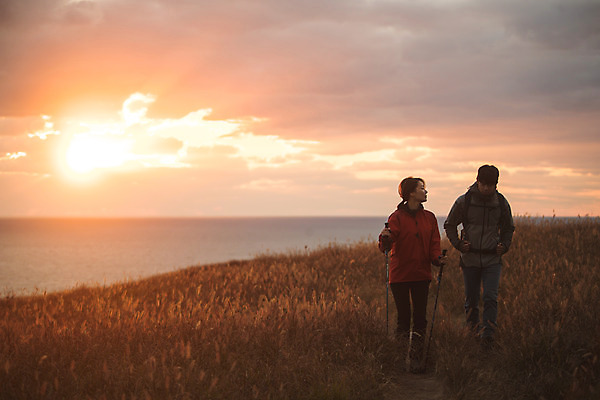 포토 JPG 주간 전신 커플 응시 여자 남자 바다 커플라이프 섬 여행 배낭 하늘 산 사람 성인 야외 두명 앞모습 30대 걷기 노을 다정 일몰 등산 트래킹 한국인 오르기 인천 성인만 옹진군 국내포토 자연요소 라이프스타일 시선 뷰포인트 컨셉 가방 관계 모션 레저 한국 동양인 장년 파일형식
