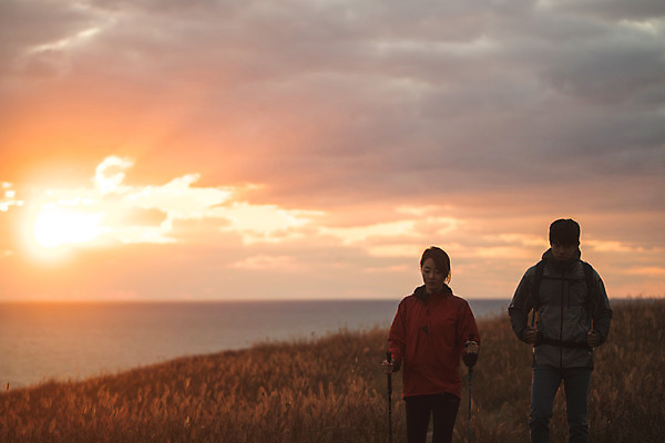 포토 JPG 주간 커플 응시 여자 남자 바다 커플라이프 섬 여행 배낭 하늘 산 사람 상반신 성인 야외 두명 앞모습 30대 걷기 노을 다정 일몰 등산 트래킹 한국인 오르기 인천 성인만 옹진군 국내포토 자연요소 라이프스타일 시선 뷰포인트 컨셉 가방 관계 모션 레저 한국 동양인 장년 파일형식
