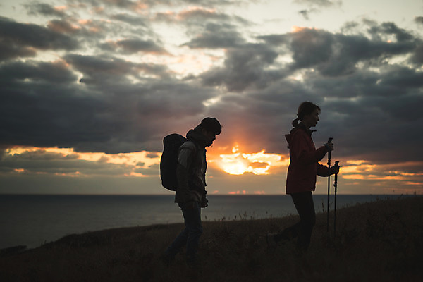 포토 JPG 주간 전신 커플 응시 여자 남자 바다 커플라이프 섬 여행 배낭 하늘 산 사람 성인 야외 두명 옆모습 30대 걷기 노을 다정 일몰 등산 트래킹 한국인 오르기 인천 성인만 옹진군 국내포토 자연요소 라이프스타일 시선 뷰포인트 컨셉 가방 관계 모션 레저 한국 동양인 장년 파일형식