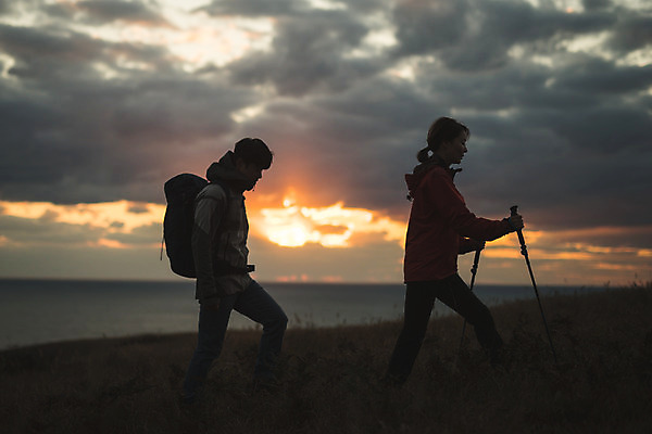 포토 JPG 주간 전신 커플 응시 여자 남자 바다 커플라이프 섬 여행 배낭 하늘 산 사람 성인 야외 두명 옆모습 30대 걷기 노을 다정 일몰 등산 트래킹 한국인 오르기 인천 성인만 옹진군 국내포토 자연요소 라이프스타일 시선 뷰포인트 컨셉 가방 관계 모션 레저 한국 동양인 장년 파일형식
