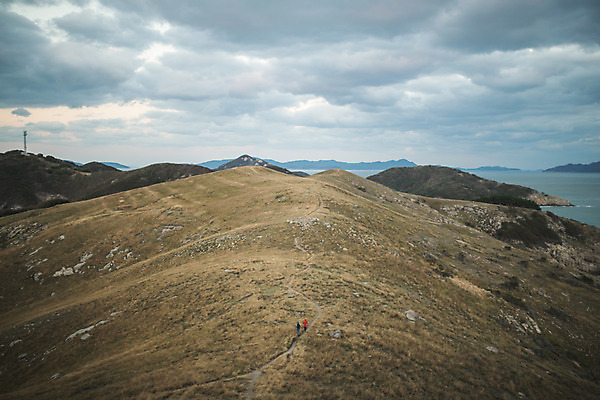 포토 JPG 주간 전신 커플 응시 여자 남자 커플라이프 섬 여행 배낭 하늘 산 사람 성인 야외 두명 뒷모습 30대 하이앵글 걷기 다정 등산 트래킹 한국인 오르기 인천 성인만 옹진군 국내포토 자연요소 라이프스타일 시선 뷰포인트 컨셉 가방 관계 모션 레저 한국 동양인 장년 파일형식