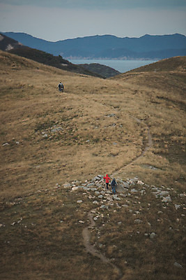 포토 JPG 주간 전신 커플 응시 여자 남자 커플라이프 섬 여행 배낭 하늘 산 사람 성인 야외 두명 뒷모습 30대 하이앵글 걷기 다정 등산 트래킹 한국인 오르기 인천 성인만 옹진군 국내포토 자연요소 라이프스타일 시선 뷰포인트 컨셉 가방 관계 모션 레저 한국 동양인 장년 파일형식