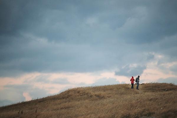 포토 JPG 주간 전신 커플 응시 여자 남자 커플라이프 섬 여행 배낭 하늘 산 사람 성인 야외 두명 옆모습 뒷모습 30대 걷기 다정 등산 트래킹 한국인 오르기 인천 성인만 옹진군 국내포토 자연요소 라이프스타일 시선 뷰포인트 컨셉 가방 관계 모션 레저 한국 동양인 장년 파일형식
