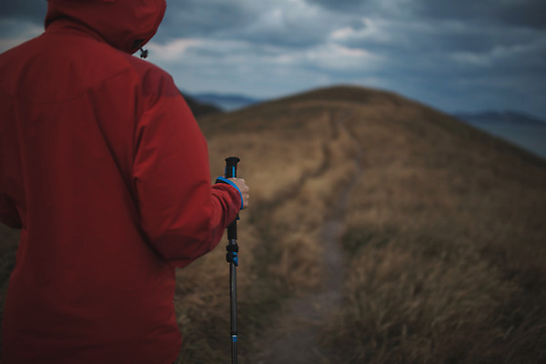 포토 JPG 주간 응시 여자 섬 여행 하늘 산 한명 사람 상반신 성인 야외 뒷모습 30대 걷기 트래킹 한국인 오르기 인천 등산스틱 성인여자한명만 옹진군 국내포토 자연요소 1 시선 뷰포인트 모션 레저 한국 동양인 장년 등산용품 여자한명만 성인여자만 파일형식