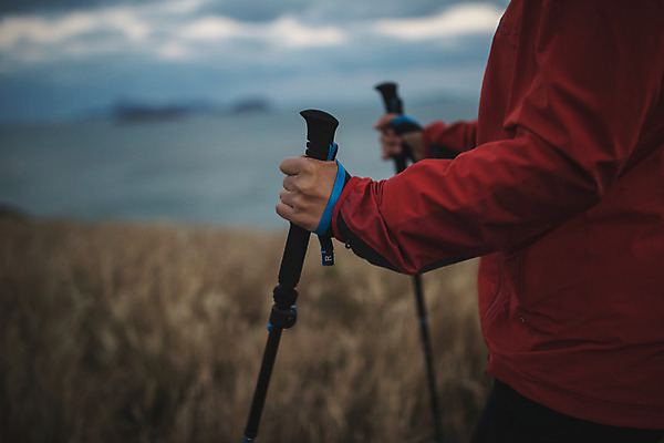 포토 JPG 주간 손 응시 여자 섬 여행 하늘 산 한명 서기 사람 상반신 성인 야외 옆모습 30대 걷기 트래킹 한국인 잡기 오르기 인천 등산스틱 성인여자한명만 옹진군 국내포토 자연요소 1 시선 뷰포인트 모션 레저 한국 동양인 신체부위 장년 등산용품 여자한명만 성인여자만 파일형식
