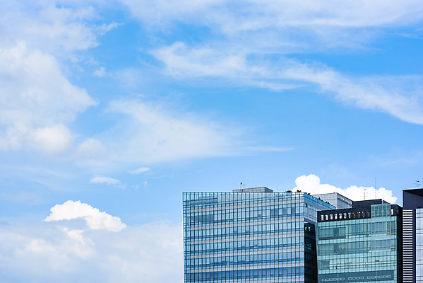 포토 JPG 주간 구름 하늘색 자연 하늘 풍경 빌딩 사람없음 야외 건물 여름 맑음 여름풍경 시원함 옥상 뭉게구름 국내포토 자연요소 건축물 계절 날씨 파란색 생태계 파일형식 구름_자연 여름_계절