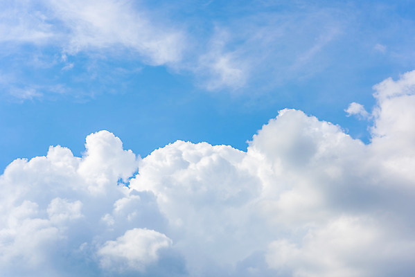 포토 JPG 주간 구름 로우앵글 하늘색 자연 하늘 풍경 사람없음 야외 여름 맑음 여름풍경 시원함 옥상 뭉게구름 국내포토 자연요소 계절 뷰포인트 날씨 파란색 생태계 파일형식 구름_자연 여름_계절
