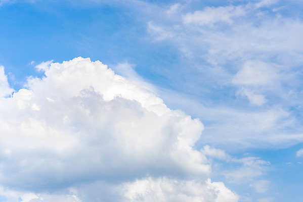 포토 JPG 주간 구름 로우앵글 하늘색 자연 하늘 풍경 사람없음 야외 여름 맑음 여름풍경 시원함 옥상 뭉게구름 국내포토 자연요소 계절 뷰포인트 날씨 파란색 생태계 파일형식 구름_자연 여름_계절