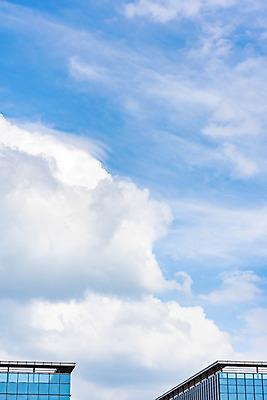 포토 JPG 주간 구름 하늘색 자연 하늘 풍경 빌딩 사람없음 야외 건물 여름 맑음 여름풍경 시원함 옥상 뭉게구름 국내포토 자연요소 건축물 계절 날씨 파란색 생태계 파일형식 구름_자연 여름_계절