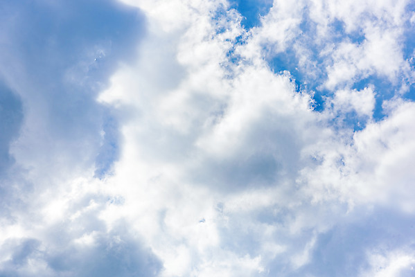 포토 JPG 주간 구름 로우앵글 하늘색 자연 하늘 풍경 사람없음 야외 여름 맑음 여름풍경 시원함 옥상 뭉게구름 국내포토 자연요소 계절 뷰포인트 날씨 파란색 생태계 파일형식 구름_자연 여름_계절