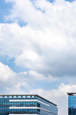 포토 JPG 주간 구름 하늘색 자연 하늘 풍경 빌딩 사람없음 야외 건물 여름 맑음 여름풍경 시원함 옥상 뭉게구름 국내포토 자연요소 건축물 계절 날씨 파란색 생태계 파일형식 구름_자연 여름_계절