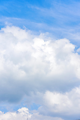 포토 JPG 주간 구름 로우앵글 하늘색 자연 하늘 풍경 사람없음 야외 여름 맑음 여름풍경 시원함 옥상 뭉게구름 국내포토 자연요소 계절 뷰포인트 날씨 파란색 생태계 파일형식 구름_자연 여름_계절