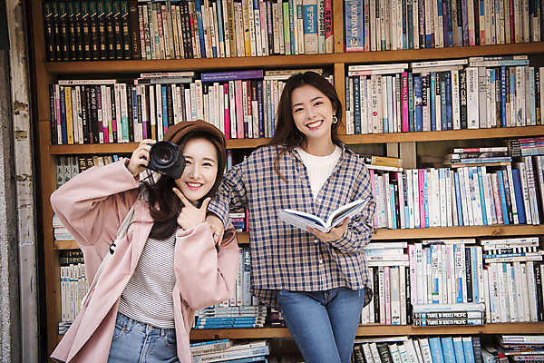 포토 JPG 주간 우먼라이프 여자 여행 서기 미소 들기 상반신 20대 성인 야외 두명 앞모습 책 친구 카메라 사진촬영 우정 낭만 한국인 즐거움 여대생 국내여행 헌책방 성인여자만 동인천 국내포토 자연요소 라이프스타일 감정 대학생 뷰포인트 컨셉 관계 모션 표정 사람 동양인 청년 전자제품 촬영 인천 서점 여자만 성인만 파일형식