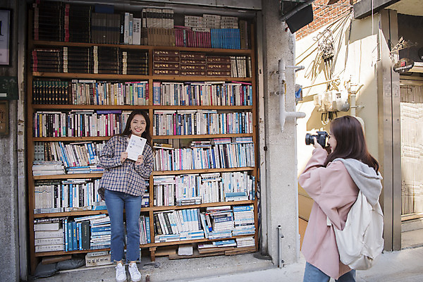 포토 JPG 주간 전신 우먼라이프 여자 여행 서기 미소 들기 상반신 20대 성인 야외 두명 앞모습 옆모습 책 친구 카메라 사진촬영 우정 낭만 한국인 즐거움 여대생 국내여행 헌책방 성인여자만 동인천 국내포토 자연요소 라이프스타일 감정 대학생 뷰포인트 컨셉 관계 모션 표정 사람 동양인 청년 전자제품 촬영 인천 서점 여자만 성인만 파일형식