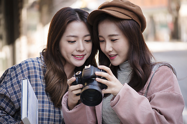포토 JPG 주간 우먼라이프 응시 여자 여행 서기 미소 상반신 20대 성인 야외 두명 앞모습 친구 카메라 사진촬영 우정 낭만 한국인 골목길 즐거움 여대생 국내여행 헌책방 성인여자만 동인천 국내포토 자연요소 라이프스타일 시선 감정 길 대학생 뷰포인트 컨셉 관계 모션 표정 사람 동양인 청년 전자제품 촬영 인천 서점 여자만 성인만 파일형식