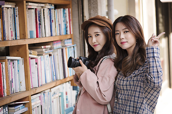 포토 JPG 주간 우먼라이프 여자 여행 서기 미소 들기 상반신 20대 성인 야외 두명 옆모습 책 친구 카메라 우정 낭만 한국인 즐거움 브이 여대생 국내여행 헌책방 성인여자만 동인천 국내포토 자연요소 라이프스타일 감정 대학생 뷰포인트 컨셉 관계 모션 표정 사람 동양인 손짓 청년 전자제품 인천 서점 여자만 성인만 파일형식