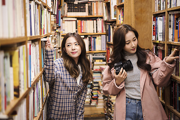포토 JPG 우먼라이프 여자 여행 실내 서기 들기 상반신 20대 성인 두명 앞모습 책 친구 카메라 우정 낭만 한국인 즐거움 여대생 국내여행 헌책방 성인여자만 동인천 국내포토 라이프스타일 감정 대학생 뷰포인트 컨셉 관계 모션 사람 동양인 청년 내부 전자제품 인천 서점 여자만 성인만 파일형식