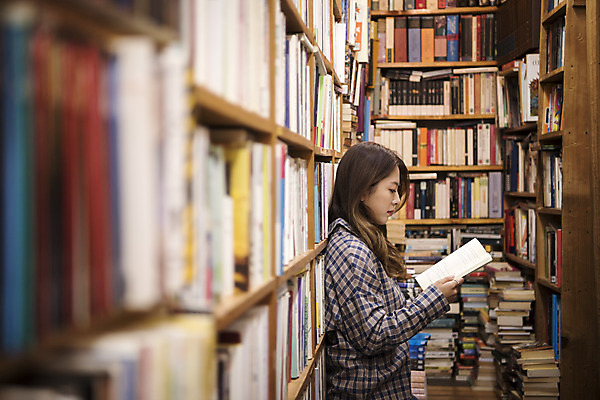 포토 JPG 우먼라이프 여자 여행 실내 한명 서기 상반신 20대 성인 옆모습 책 독서 낭만 한국인 즐거움 여대생 국내여행 헌책방 성인여자한명만 동인천 국내포토 1 라이프스타일 감정 대학생 뷰포인트 컨셉 모션 사람 동양인 청년 내부 인천 서점 여자한명만 성인여자만 파일형식
