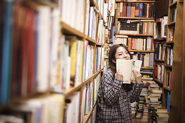포토 JPG 우먼라이프 여자 여행 실내 한명 서기 미소 들기 상반신 20대 성인 옆모습 책 독서 낭만 한국인 즐거움 여대생 국내여행 헌책방 성인여자한명만 동인천 국내포토 1 라이프스타일 감정 대학생 뷰포인트 컨셉 모션 표정 사람 동양인 청년 내부 인천 서점 여자한명만 성인여자만 파일형식