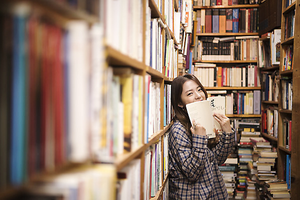 포토 JPG 우먼라이프 여자 여행 실내 한명 서기 미소 들기 상반신 20대 성인 옆모습 책 독서 낭만 한국인 즐거움 여대생 국내여행 헌책방 성인여자한명만 동인천 국내포토 1 라이프스타일 감정 대학생 뷰포인트 컨셉 모션 표정 사람 동양인 청년 내부 인천 서점 여자한명만 성인여자만 파일형식