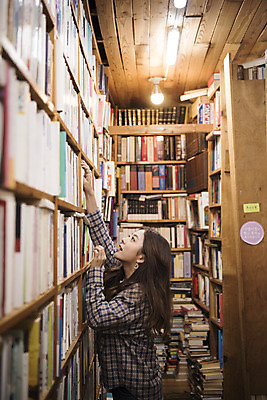 포토 JPG 우먼라이프 응시 여자 여행 실내 한명 서기 상반신 20대 성인 옆모습 책 낭만 한국인 즐거움 여대생 국내여행 헌책방 성인여자한명만 동인천 국내포토 1 라이프스타일 시선 감정 대학생 뷰포인트 컨셉 모션 사람 동양인 청년 내부 인천 서점 여자한명만 성인여자만 파일형식