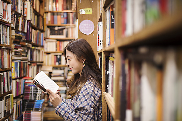 포토 JPG 우먼라이프 여자 여행 실내 한명 서기 미소 들기 상반신 20대 성인 옆모습 아웃포커스 책 독서 낭만 한국인 즐거움 여대생 국내여행 헌책방 성인여자한명만 동인천 국내포토 1 라이프스타일 감정 대학생 뷰포인트 컨셉 모션 촬영기법 표정 사람 동양인 청년 내부 인천 서점 여자한명만 성인여자만 파일형식