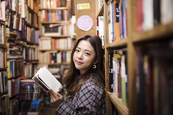 포토 JPG 우먼라이프 여자 여행 실내 한명 서기 미소 들기 상반신 20대 성인 옆모습 아웃포커스 책 독서 낭만 한국인 즐거움 여대생 국내여행 헌책방 성인여자한명만 동인천 국내포토 1 라이프스타일 감정 대학생 뷰포인트 컨셉 모션 촬영기법 표정 사람 동양인 청년 내부 인천 서점 여자한명만 성인여자만 파일형식