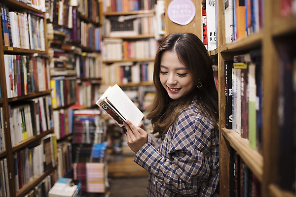 포토 JPG 우먼라이프 여자 여행 실내 한명 서기 미소 들기 상반신 20대 성인 옆모습 아웃포커스 책 독서 낭만 한국인 즐거움 여대생 국내여행 헌책방 성인여자한명만 동인천 국내포토 1 라이프스타일 감정 대학생 뷰포인트 컨셉 모션 촬영기법 표정 사람 동양인 청년 내부 인천 서점 여자한명만 성인여자만 파일형식