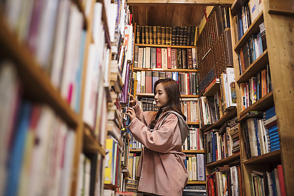 포토 JPG 우먼라이프 여자 로우앵글 여행 실내 한명 서기 상반신 20대 성인 옆모습 책 낭만 한국인 즐거움 여대생 국내여행 헌책방 성인여자한명만 동인천 국내포토 1 라이프스타일 감정 대학생 뷰포인트 컨셉 모션 사람 동양인 청년 내부 인천 서점 여자한명만 성인여자만 파일형식