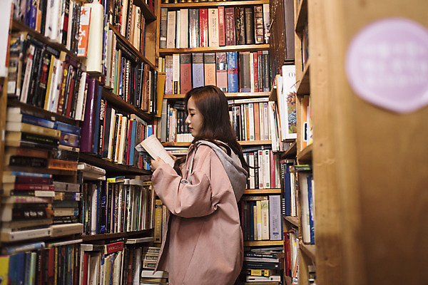 포토 JPG 우먼라이프 여자 여행 실내 한명 서기 들기 상반신 20대 성인 옆모습 책 독서 낭만 한국인 즐거움 여대생 국내여행 헌책방 성인여자한명만 동인천 국내포토 1 라이프스타일 감정 대학생 뷰포인트 컨셉 모션 사람 동양인 청년 내부 인천 서점 여자한명만 성인여자만 파일형식