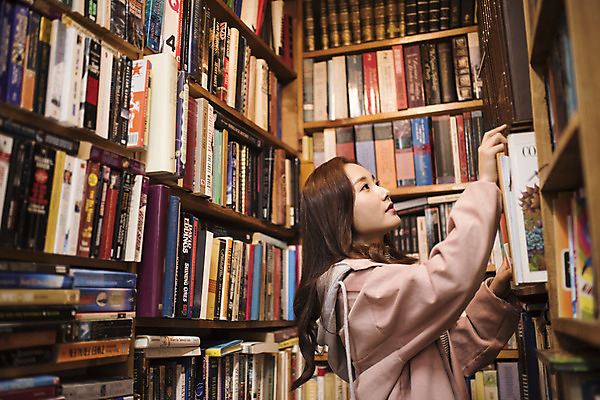 포토 JPG 우먼라이프 응시 여자 여행 실내 한명 서기 상반신 20대 성인 옆모습 책 낭만 한국인 즐거움 여대생 국내여행 헌책방 성인여자한명만 동인천 국내포토 1 라이프스타일 시선 감정 대학생 뷰포인트 컨셉 모션 사람 동양인 청년 내부 인천 서점 여자한명만 성인여자만 파일형식