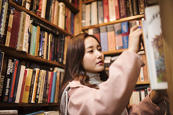 포토 JPG 우먼라이프 응시 여자 여행 실내 한명 서기 상반신 20대 성인 옆모습 책 낭만 한국인 즐거움 여대생 국내여행 헌책방 성인여자한명만 동인천 국내포토 1 라이프스타일 시선 감정 대학생 뷰포인트 컨셉 모션 사람 동양인 청년 내부 인천 서점 여자한명만 성인여자만 파일형식