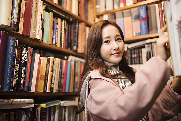 포토 JPG 우먼라이프 응시 여자 여행 실내 한명 서기 미소 상반신 20대 성인 옆모습 책 낭만 한국인 즐거움 여대생 국내여행 헌책방 성인여자한명만 동인천 국내포토 1 라이프스타일 시선 감정 대학생 뷰포인트 컨셉 모션 표정 사람 동양인 청년 내부 인천 서점 여자한명만 성인여자만 파일형식
