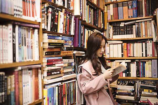 포토 JPG 우먼라이프 여자 여행 실내 한명 서기 들기 상반신 20대 성인 옆모습 책 독서 낭만 한국인 즐거움 여대생 국내여행 헌책방 성인여자한명만 동인천 국내포토 1 라이프스타일 감정 대학생 뷰포인트 컨셉 모션 사람 동양인 청년 내부 인천 서점 여자한명만 성인여자만 파일형식