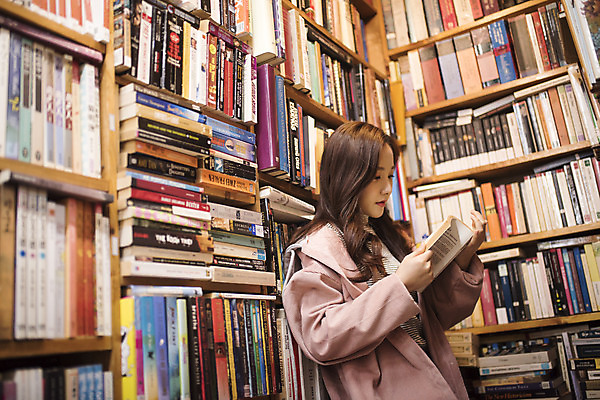 포토 JPG 우먼라이프 여자 로우앵글 여행 실내 한명 서기 들기 상반신 20대 성인 옆모습 책 독서 낭만 한국인 즐거움 여대생 국내여행 헌책방 성인여자한명만 동인천 국내포토 1 라이프스타일 감정 대학생 뷰포인트 컨셉 모션 사람 동양인 청년 내부 인천 서점 여자한명만 성인여자만 파일형식