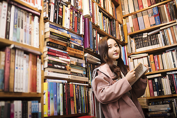 포토 JPG 우먼라이프 여자 여행 실내 한명 서기 미소 들기 상반신 20대 성인 옆모습 책 독서 낭만 한국인 즐거움 여대생 국내여행 헌책방 성인여자한명만 동인천 국내포토 1 라이프스타일 감정 대학생 뷰포인트 컨셉 모션 표정 사람 동양인 청년 내부 인천 서점 여자한명만 성인여자만 파일형식