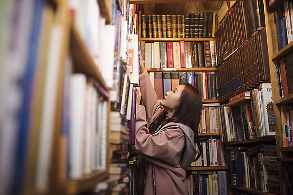 포토 JPG 우먼라이프 응시 여자 여행 실내 한명 서기 상반신 20대 성인 옆모습 책 낭만 한국인 즐거움 여대생 국내여행 헌책방 성인여자한명만 동인천 국내포토 1 라이프스타일 시선 감정 대학생 뷰포인트 컨셉 모션 사람 동양인 청년 내부 인천 서점 여자한명만 성인여자만 파일형식