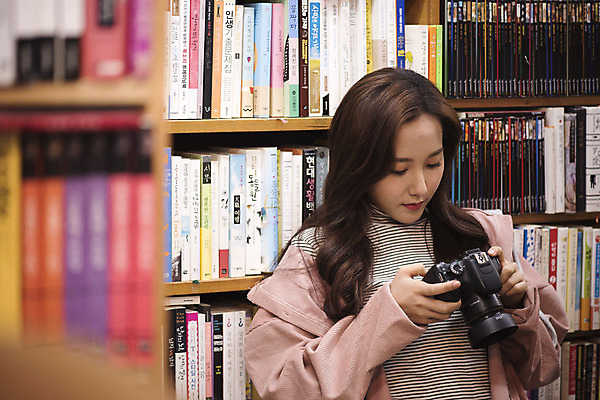 포토 JPG 우먼라이프 응시 여자 여행 실내 한명 서기 들기 상반신 20대 성인 앞모습 아웃포커스 책 카메라 낭만 한국인 즐거움 여대생 국내여행 헌책방 성인여자한명만 동인천 국내포토 1 라이프스타일 시선 감정 대학생 뷰포인트 컨셉 모션 촬영기법 사람 동양인 청년 내부 전자제품 인천 서점 여자한명만 성인여자만 파일형식