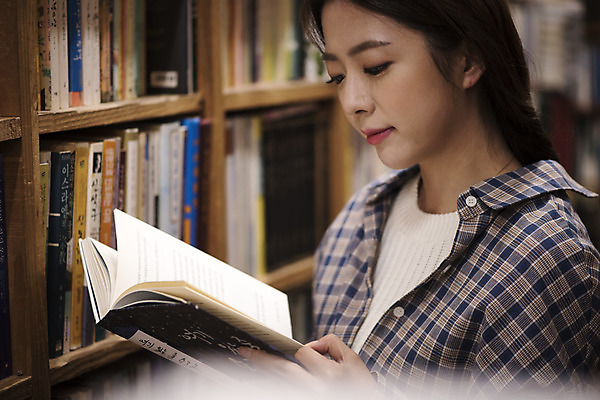 포토 JPG 우먼라이프 여자 여행 실내 한명 서기 들기 상반신 20대 성인 옆모습 아웃포커스 책 독서 낭만 한국인 즐거움 여대생 국내여행 헌책방 성인여자한명만 동인천 국내포토 1 라이프스타일 감정 대학생 뷰포인트 컨셉 모션 촬영기법 사람 동양인 청년 내부 인천 서점 여자한명만 성인여자만 파일형식