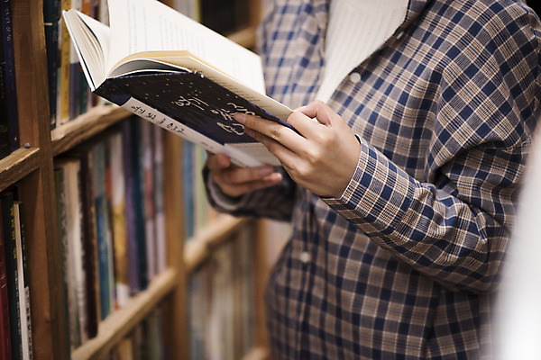 포토 JPG 우먼라이프 여자 여행 실내 한명 서기 들기 상반신 20대 성인 옆모습 책 독서 낭만 한국인 즐거움 여대생 국내여행 헌책방 성인여자한명만 동인천 국내포토 1 라이프스타일 감정 대학생 뷰포인트 컨셉 모션 사람 동양인 청년 내부 인천 서점 여자한명만 성인여자만 파일형식