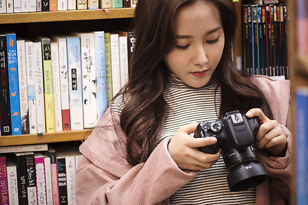 포토 JPG 우먼라이프 응시 여자 여행 실내 한명 서기 들기 상반신 20대 성인 앞모습 아웃포커스 책 카메라 낭만 한국인 즐거움 여대생 국내여행 헌책방 성인여자한명만 동인천 국내포토 1 라이프스타일 시선 감정 대학생 뷰포인트 컨셉 모션 촬영기법 사람 동양인 청년 내부 전자제품 인천 서점 여자한명만 성인여자만 파일형식