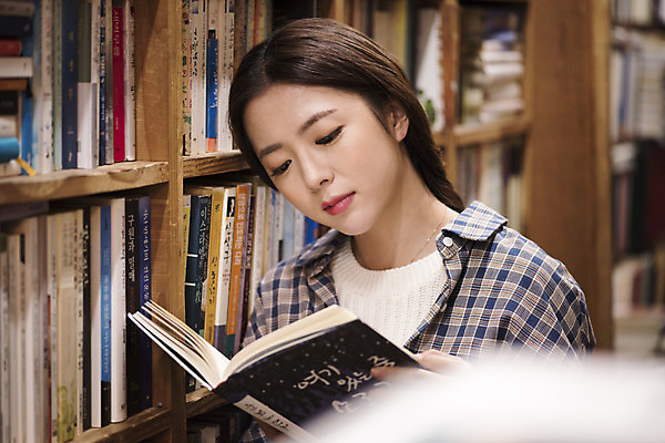 포토 JPG 우먼라이프 여자 여행 실내 한명 서기 들기 상반신 20대 성인 옆모습 아웃포커스 책 독서 낭만 한국인 즐거움 여대생 국내여행 헌책방 성인여자한명만 동인천 국내포토 1 라이프스타일 감정 대학생 뷰포인트 컨셉 모션 촬영기법 사람 동양인 청년 내부 인천 서점 여자한명만 성인여자만 파일형식