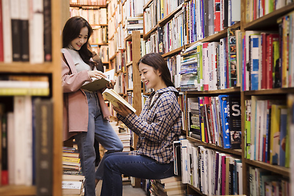포토 JPG 우먼라이프 여자 여행 실내 서기 미소 들기 앉기 상반신 20대 성인 두명 옆모습 책 친구 독서 우정 낭만 한국인 즐거움 여대생 국내여행 헌책방 성인여자만 동인천 국내포토 라이프스타일 감정 대학생 뷰포인트 컨셉 관계 모션 표정 사람 동양인 청년 내부 인천 서점 여자만 성인만 파일형식
