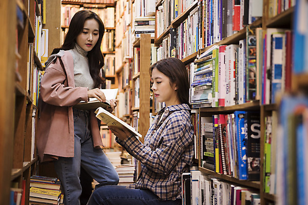 포토 JPG 우먼라이프 응시 여자 여행 실내 서기 들기 앉기 상반신 20대 성인 두명 옆모습 책 친구 독서 우정 낭만 한국인 즐거움 여대생 국내여행 헌책방 성인여자만 동인천 국내포토 라이프스타일 시선 감정 대학생 뷰포인트 컨셉 관계 모션 사람 동양인 청년 내부 인천 서점 여자만 성인만 파일형식