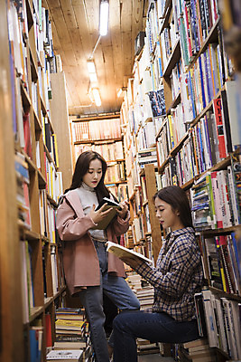 포토 JPG 우먼라이프 응시 여자 여행 실내 서기 들기 앉기 상반신 20대 성인 두명 옆모습 책 친구 독서 우정 낭만 한국인 즐거움 여대생 국내여행 헌책방 성인여자만 동인천 국내포토 라이프스타일 시선 감정 대학생 뷰포인트 컨셉 관계 모션 사람 동양인 청년 내부 인천 서점 여자만 성인만 파일형식