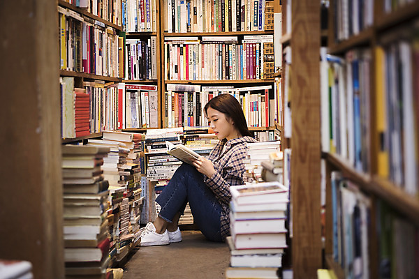 포토 JPG 전신 우먼라이프 응시 여자 여행 실내 한명 들기 앉기 20대 성인 옆모습 책 낭만 한국인 즐거움 여대생 국내여행 헌책방 성인여자한명만 동인천 국내포토 1 라이프스타일 시선 감정 대학생 뷰포인트 컨셉 모션 사람 동양인 청년 내부 인천 서점 여자한명만 성인여자만 파일형식